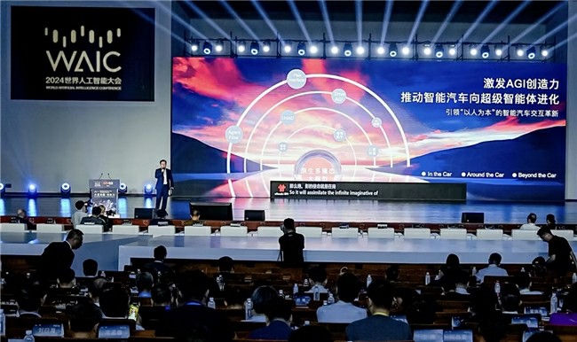 多模態(tài)大模型引領(lǐng)「以人為本」的智能汽車(chē)交互革新，商湯絕影亮相WAIC 2024