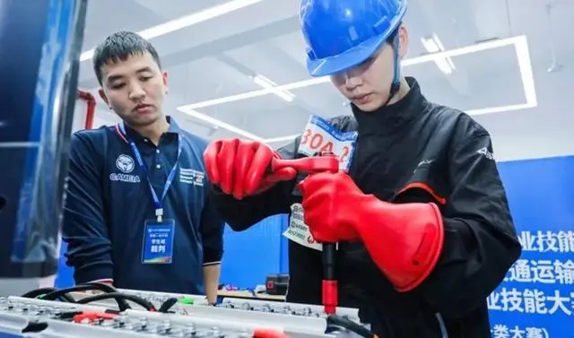 人才缺口超百萬(wàn)！新能源汽修引熱議：車(chē)企大佬在線(xiàn)指南